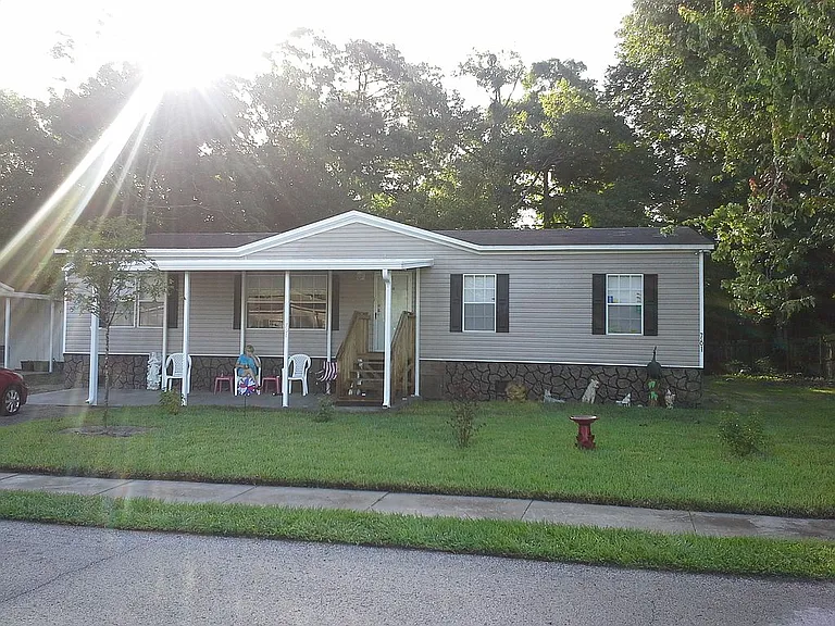 Beautiful 4/3 in East Orlando - Land Included (.38 Acre)